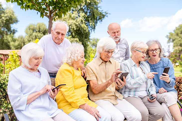 Das Handy ist für Senioren oft eine wichtige Stütze, um Kontakt mit ihren Lieben halten zu können  (©Foto: iStock Diamond Dogs)